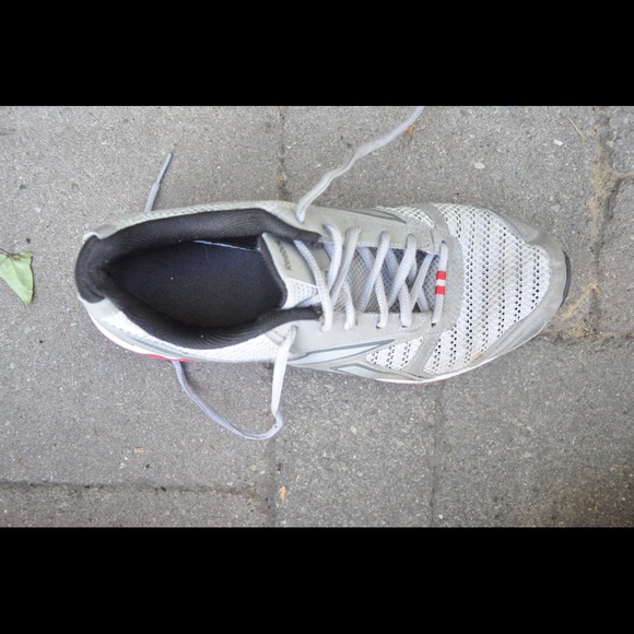 Women's Stinky Reebok Running Shoe Sneakers - Picture 3 of 4